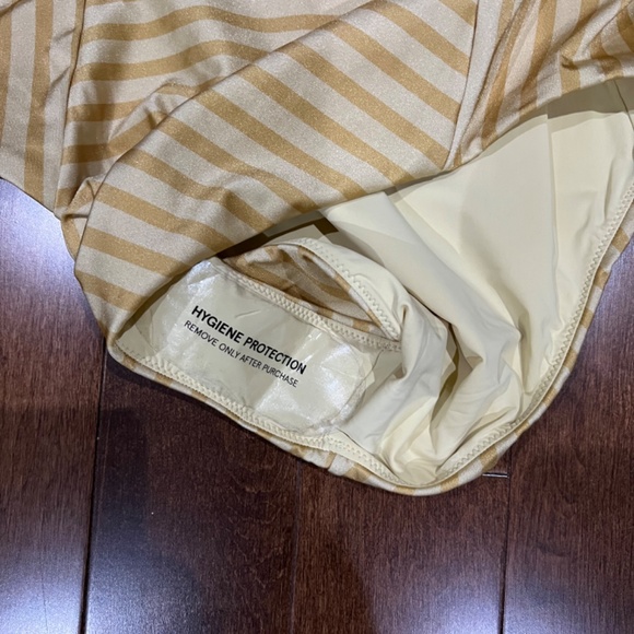 Tiger lily bathing suit gold - Picture 4 of 5